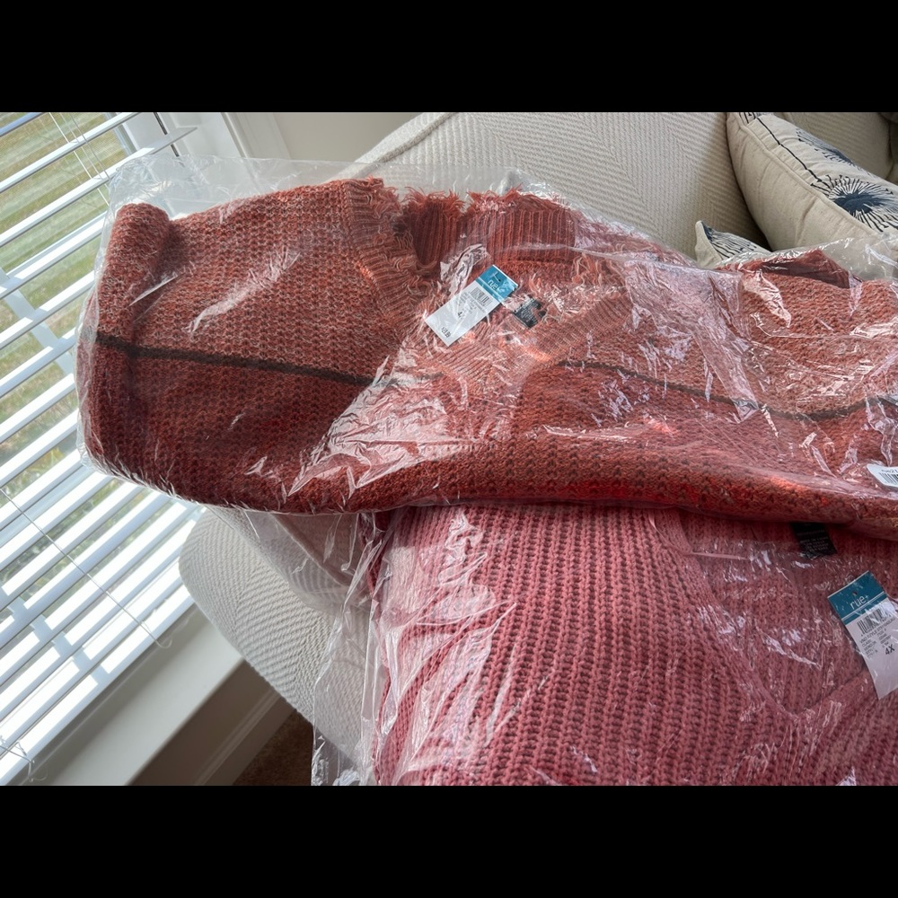 Pink sweater - Picture 2 of 2